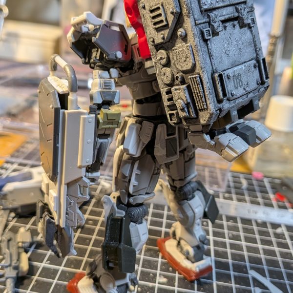 08小隊のMSにはみんな付いてる背中のコンテナハンガー。二宮金次郎みたい🤣復讐のレクイエムの世界観に合うように改造しました😊コンテナ本体は前回、陸ガン作ったときに一緒に制作したものです。（3枚目）