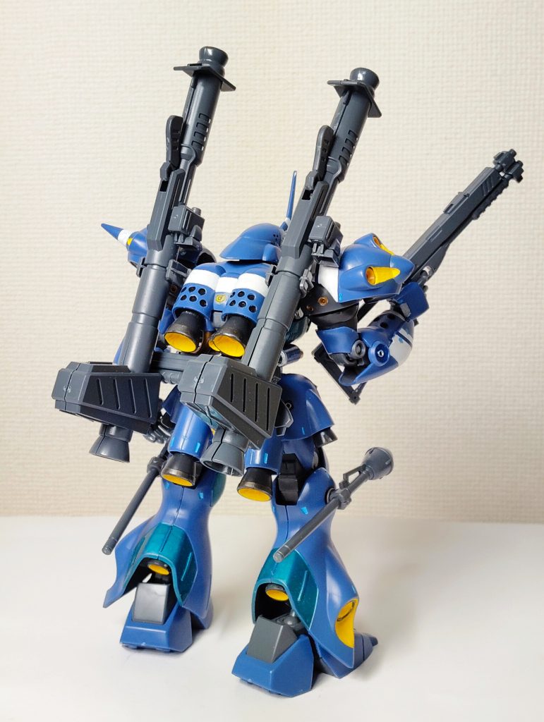 ライン部をけがいてみたら失敗を重ねて、仕方なく太めのラインの白色で埋めた・・・。間に余り物のシール（Ｆ９1）を貼り、二重ラインに。