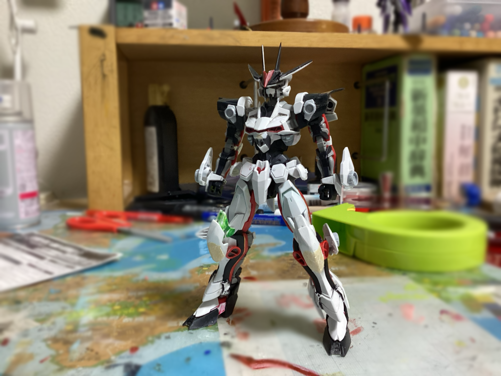 こう見ると全然違う。この時点では肩が小さくてどうやってバランス取るかで悩んでます。ちなみに名前の意味は私のガンブレモバイルのユーザーネーム“EFreaky”に炎のFlame(炎)をかけた名前です。厨二全開なのは突っ込まれてもしょうがない。