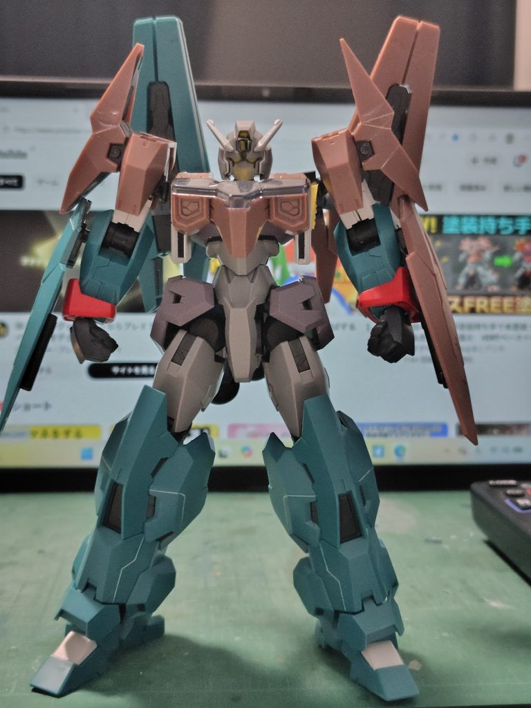 ソーンのボディパーツはビルダーパーツやプラバンでそれっぽく。腕の割にウルの手首が細くて小さかったので、AGE-1タイタスの太ももパーツとビルドハンズ大でマッシブに。これは変えて良かった。