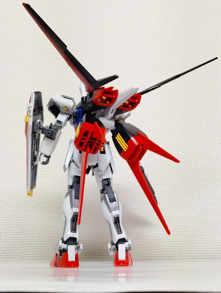 黒赤で尖ったブースター部。これでもシード系にしては地味な方だから恐れ入る。