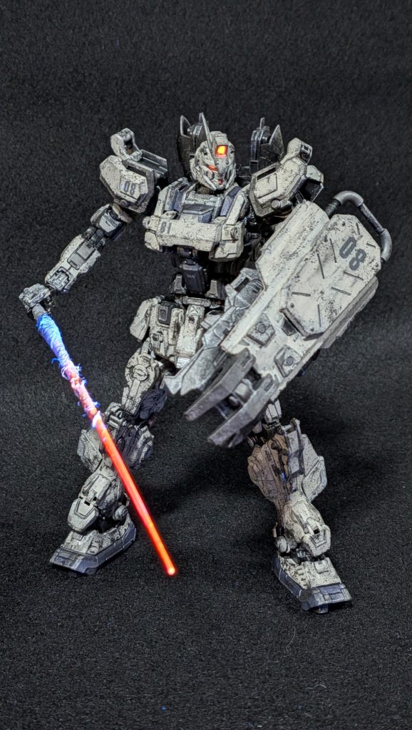 胸と膝はプラ板スクラッチ。胸バルカンはプラパイプと真鍮パイプでスクラッチ。肩装甲はストライクガンダム、太ももにはエクシアのパーツ、ふくらはぎにはグシオンリベイク、あと30MMのジャンクパーツを少々。