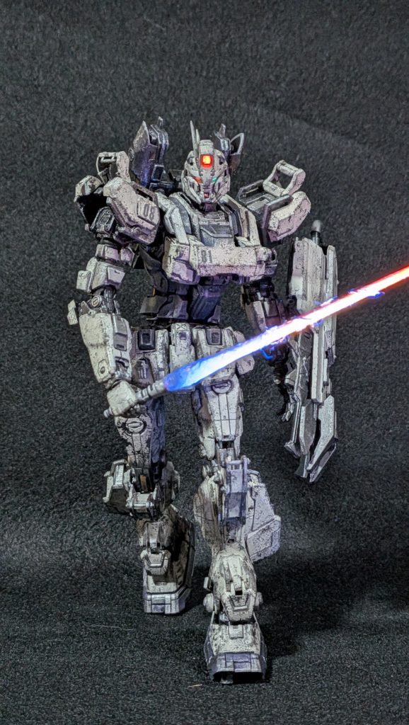 ビームサーベルは『復讐のレクイエム』っぽく、青紫からのピンクへのグラデーションに電気バチバチエフェクト追加。