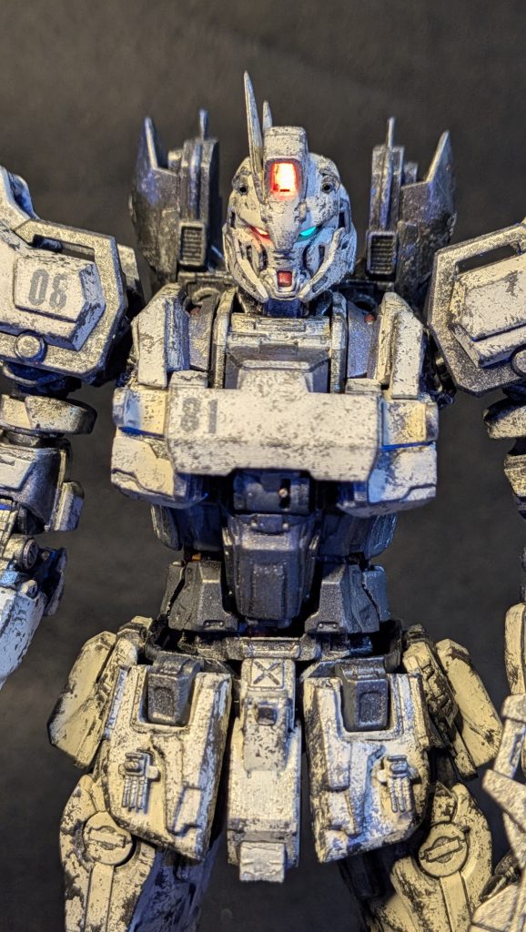 頭部はジャンクパーツをガサゴソあさって削ったり切ったりくっつけたりでどのキットのパーツが使われてるのかさえ謎です🤣