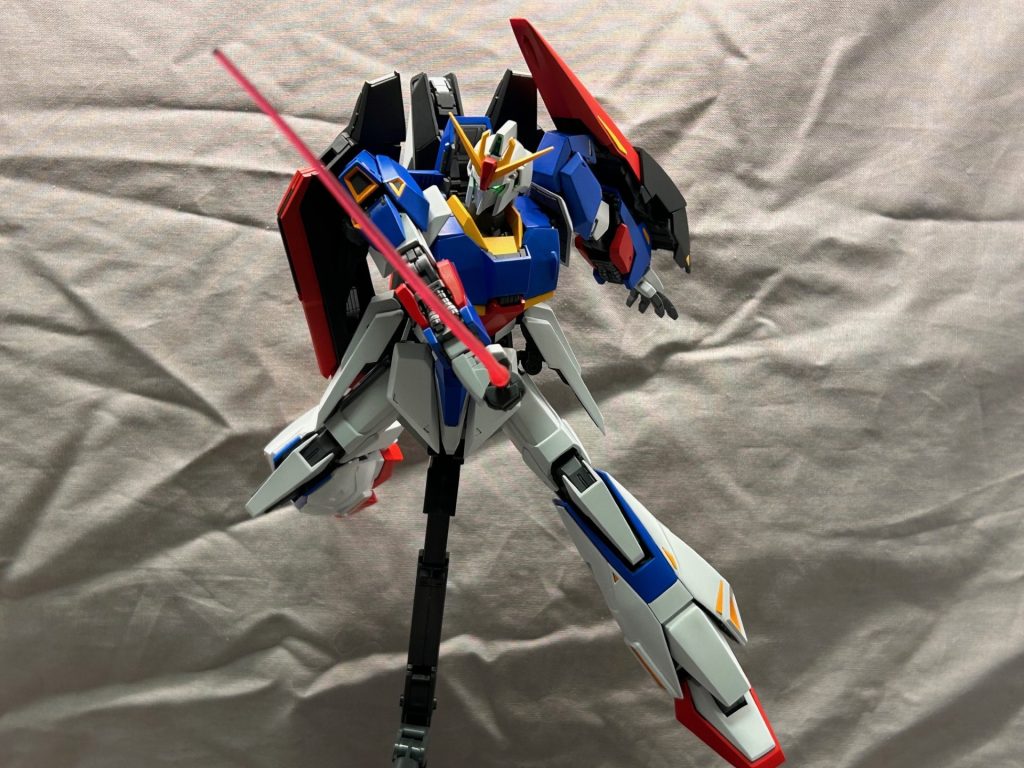 改修ポイントは胸部の小羽根とモールドの除去、胸部のバランス変更とフェイス部の改修です。あとは脚部などが黄色い部分の色分けのために分割が多いのでそれらも埋めました。ついでに頭部の中にスペースが作れたのでLEDを仕込んでツインアイを発光させてます。これ手軽でお勧めですよ!