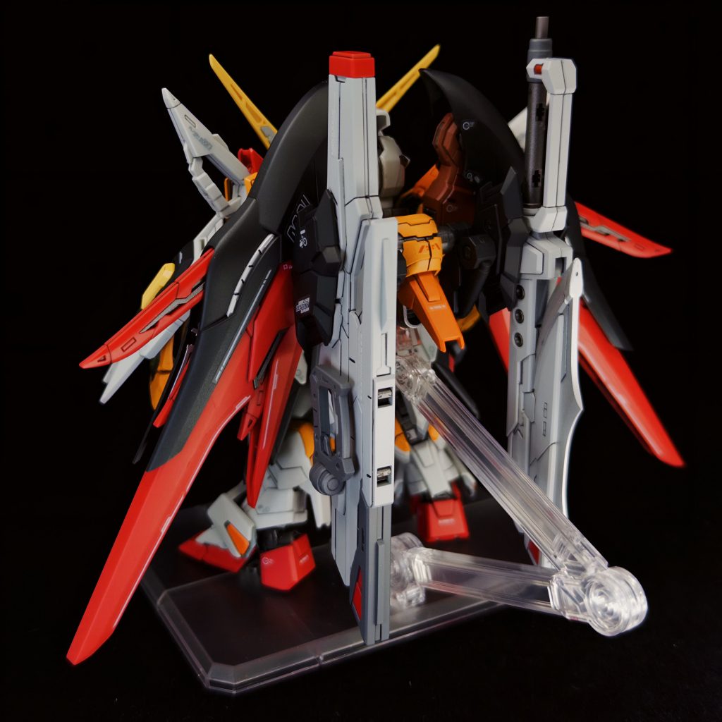 背面です。ビームライフル、アロンダイト、名無し砲はレジェンドガンダムのイメージも取り入れてモノトーンにしました。よりカスタム機っぽく見えるかなと思ってます。