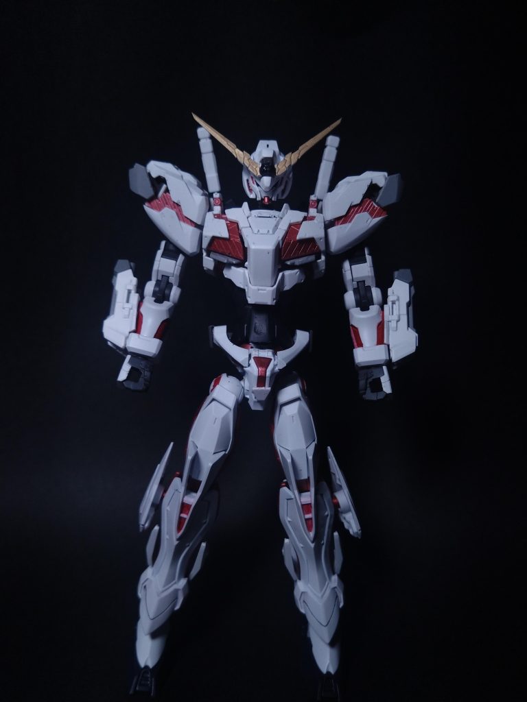 そしてデストロイモード。 顔部分の変形はガンダムファラクトのチンガードを外すようにして再現しています。ちゃんと身長も伸びてます。