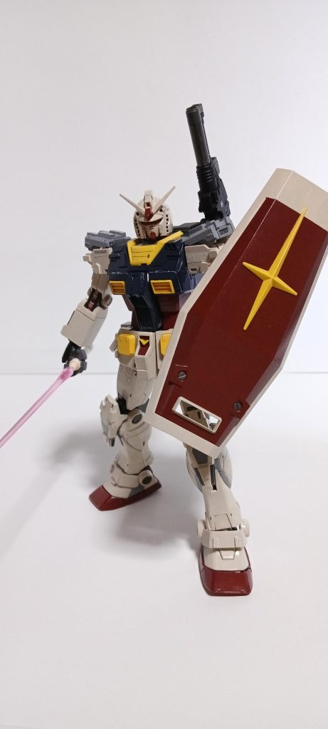 ビームサーベル抜刀‼️　この指がなかなか扱いが難しいですね😭