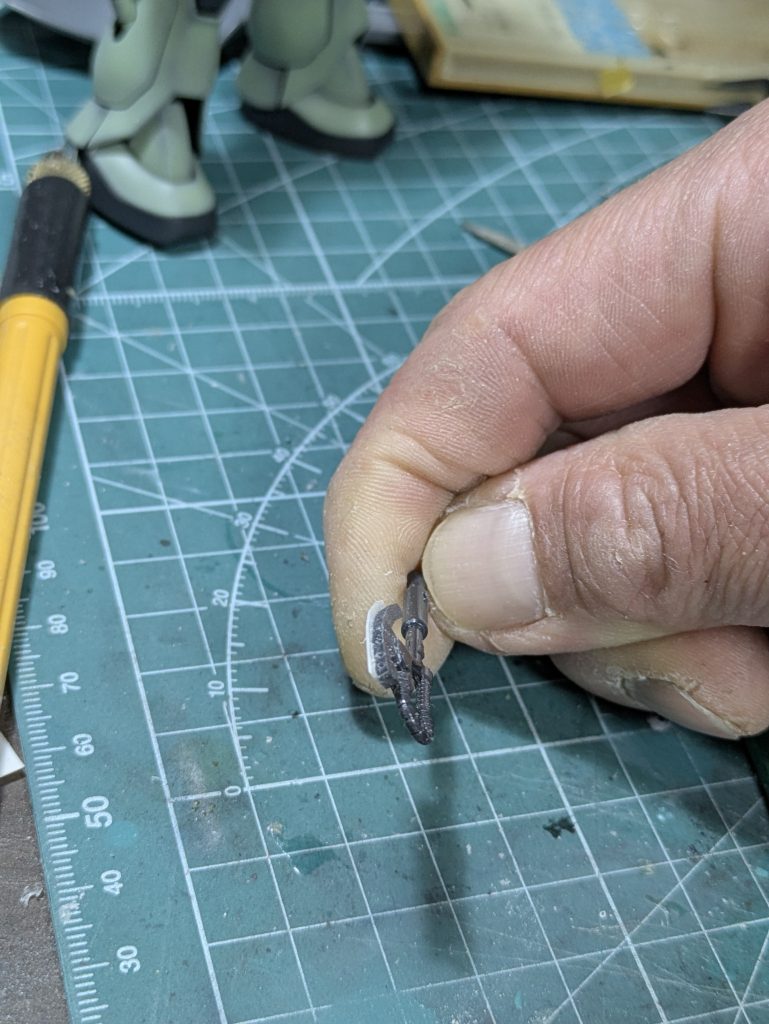 この穴からビームサーベルのように刃が出るという妄想(笑)