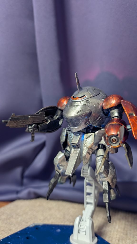 今回は塗装ではなく、100均のアルミテープ貼り付けでやってます😁基本的に関節部のみ塗装でやりましたので、脚もボディカラー(アルミテープ)にしてます