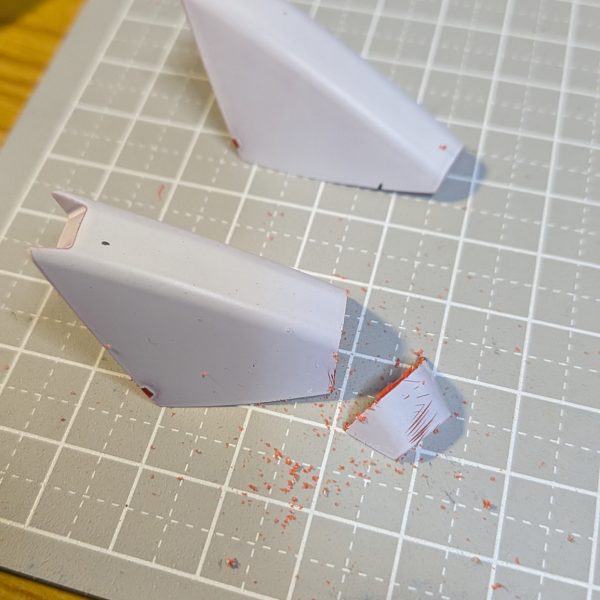 次の制作に着手。お次はサザビーを刻み始めました🤣（4枚目）