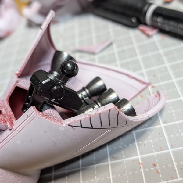 次の制作に着手。お次はサザビーを刻み始めました🤣（3枚目）