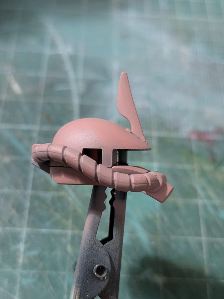 シャアも量産型も頭部のひさしの段付きと膨らみを削って形をアニメ設定？に近づけました。これでガンプラマイブーム初期の頃の成形色仕上げの機体は残すところあと少しとなりました。しかしリメイクばかりやって、新しくキットを購入しても制作せずにどんどん積みプラ化していっていることに恐怖を感じる今日この頃です…