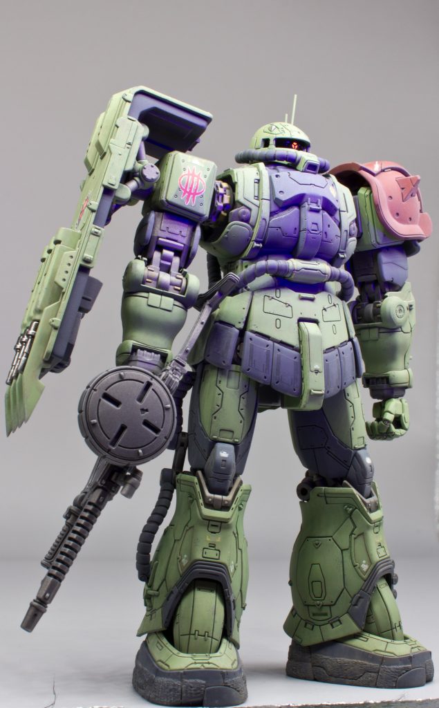 無識別型の方が出番が長くこちらは存在感ないですが、本体色はアニメで確認するとチャブス機より若干薄い緑だったのでそんな感じにしました。