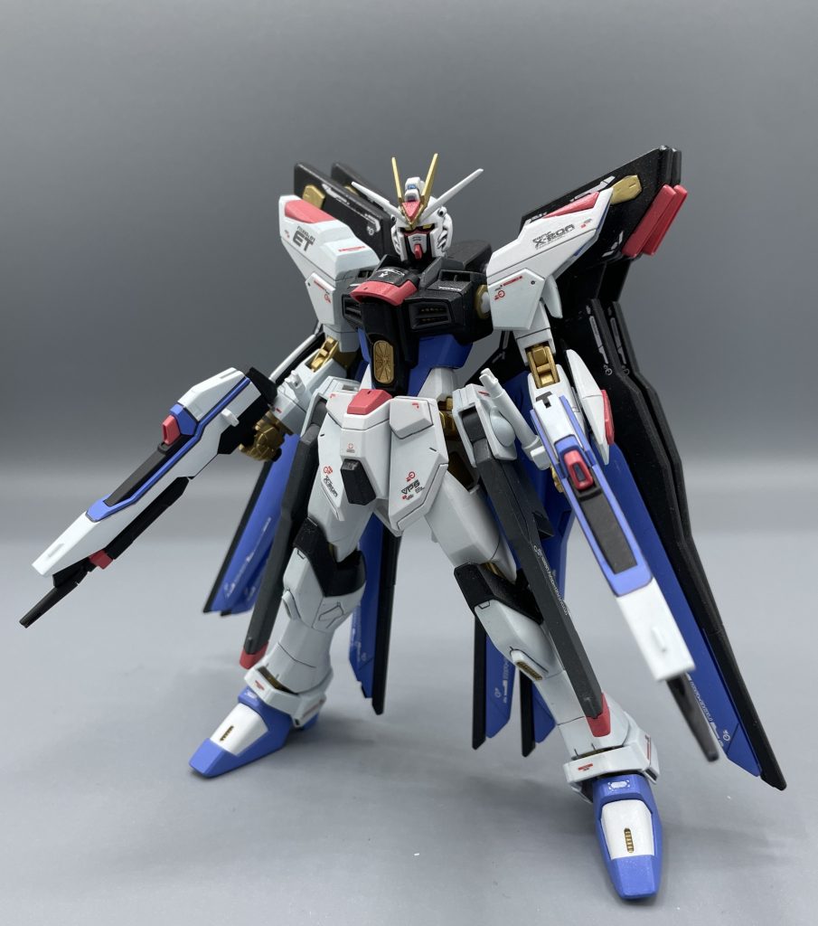 ZGMF-X20A STRIKE FREEDOM GUNDAM　「機動戦士ガンダムSEED DESTINY」にて、キラ・ヤマトが搭乗した後半主役機モビルスーツです。　フリーダムガンダムと同時期に開発は進められていたものの、ドラグーンシステムの実装に手間取った為、先の大戦には投入されませんでした。　インパルス等のセカンドステージMSの技術を取り入れることでキラ君の新たなる剣として、C.E.最強格のMSとして誕生しました。