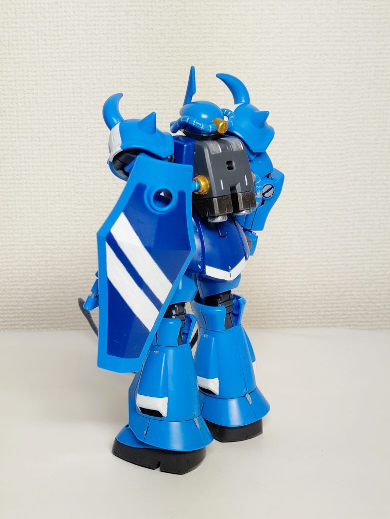 前に作ったグフ・カスタムに倣ってメタリックシルバー・ゴールドをあしらう。背中の間延びしたランドセルがオヤジの哀愁を漂わせる・・・？