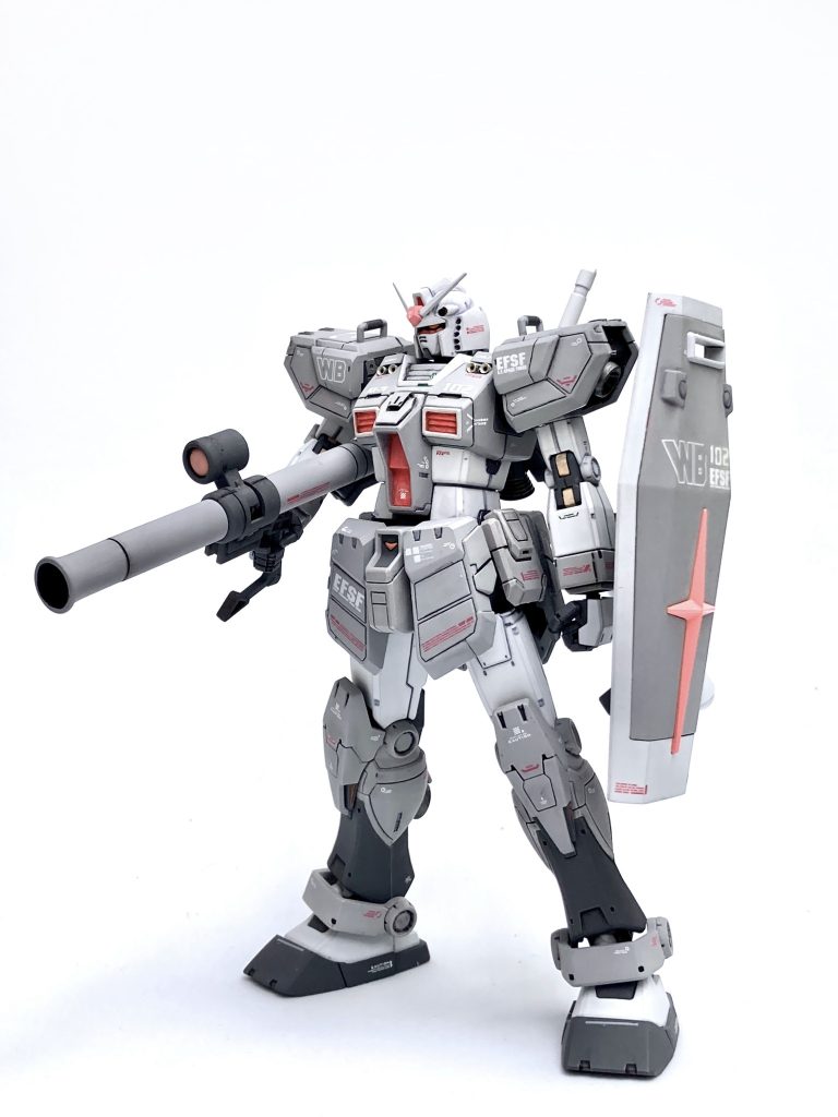 基本的には装甲をそのまま取り付けているため、可動範囲は制限されます。バズーカを持たせるのも結構厳しい。