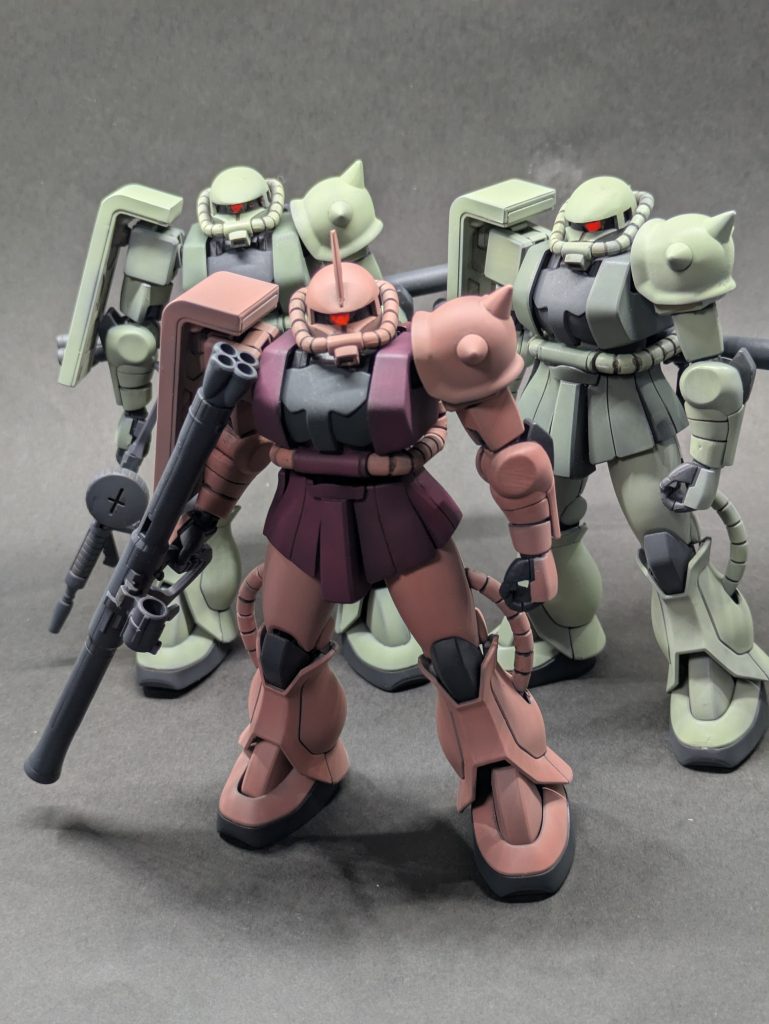 量産型ザクを引き連れて出撃するシャア専用ザク子供の頃、バンダイのCMを観てはこの情景に興奮し憧れまくったもんです(笑)