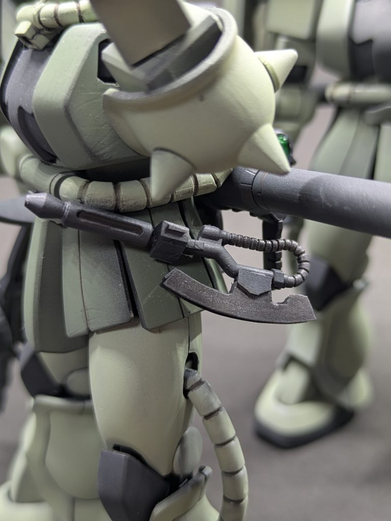 真っ赤に加熱した刃が剥き出しのヒートホークをそのまま腰には付けんでしょ？ってことで、オリジンよりヒートホークの収納バージョンを拝借ビームサーベルの様に電源が入ると加熱された刃が飛び出す設定に勝手に変更し造り変えました(笑)あと携帯するにはシャフトが長すぎるので、特殊警棒のごとく伸縮式と勝手に設定して少し短くなるように切り詰めました。ホルダーにはネオジムを組み込んで磁力で脱着式としています。