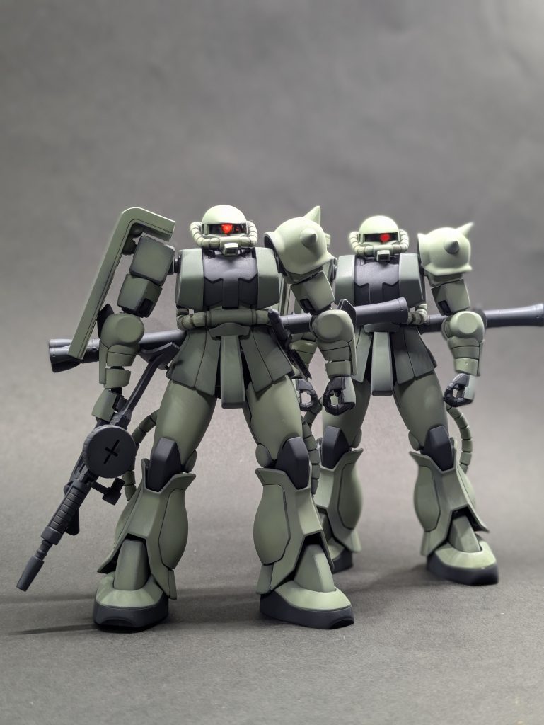 量産型は何機あっても良い…という名言のもとリバイブ４体（のちに1体は旧ザクに改造)旧HG 2体オリジン１体…ん〜ちょっと買い過ぎた（汗）さすがにもう量産型ザクはもう要らないな(笑)