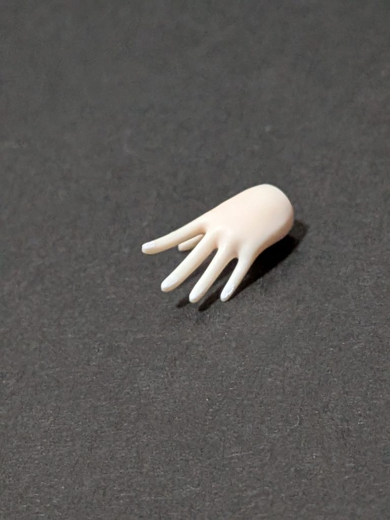 爪はかなり分かりにくいですが水性アクリルマーカーホワイトで塗装