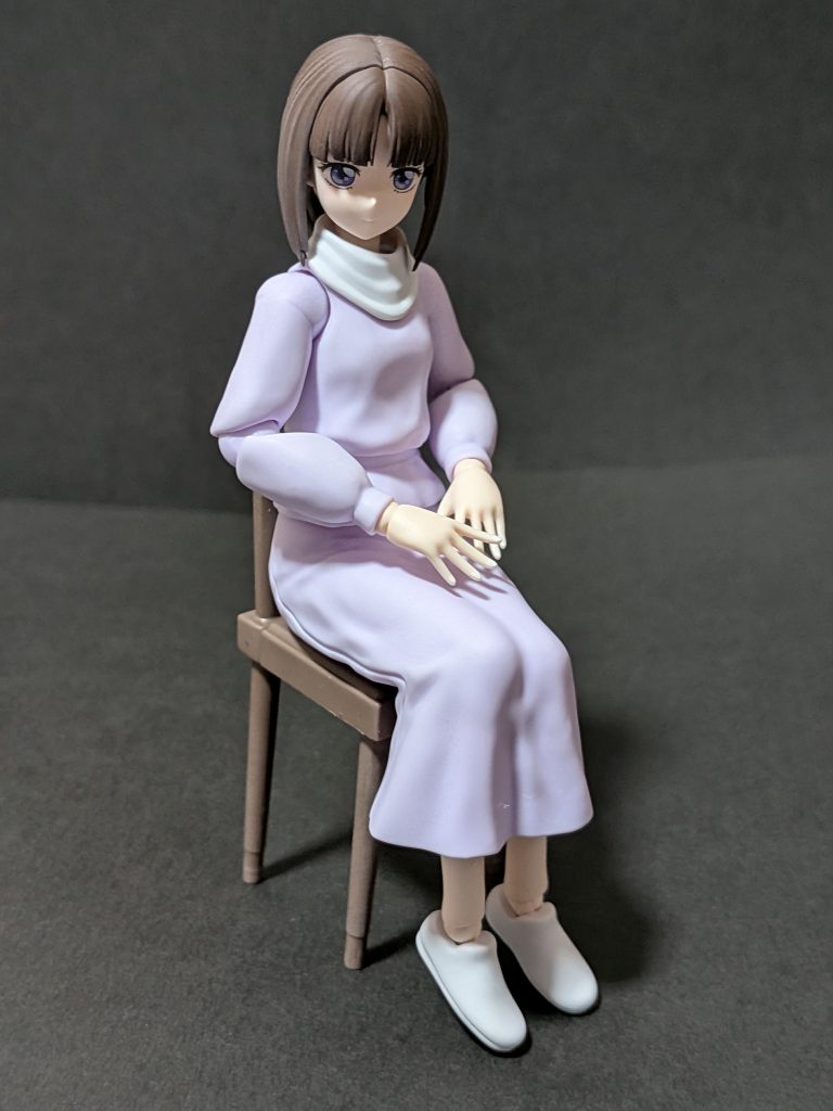 座りポーズロングスカート部分は合わせ目消しをしていませんしてしまうと2度と立ちポーズ取れなくなる為