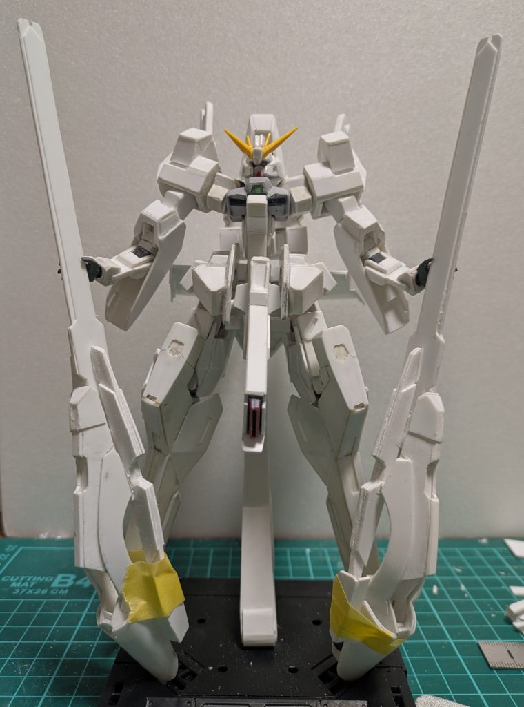 当初HGUCのハイゼンスレイiiを参考に作っていたのですが全体的にマッシブになってしまいました。