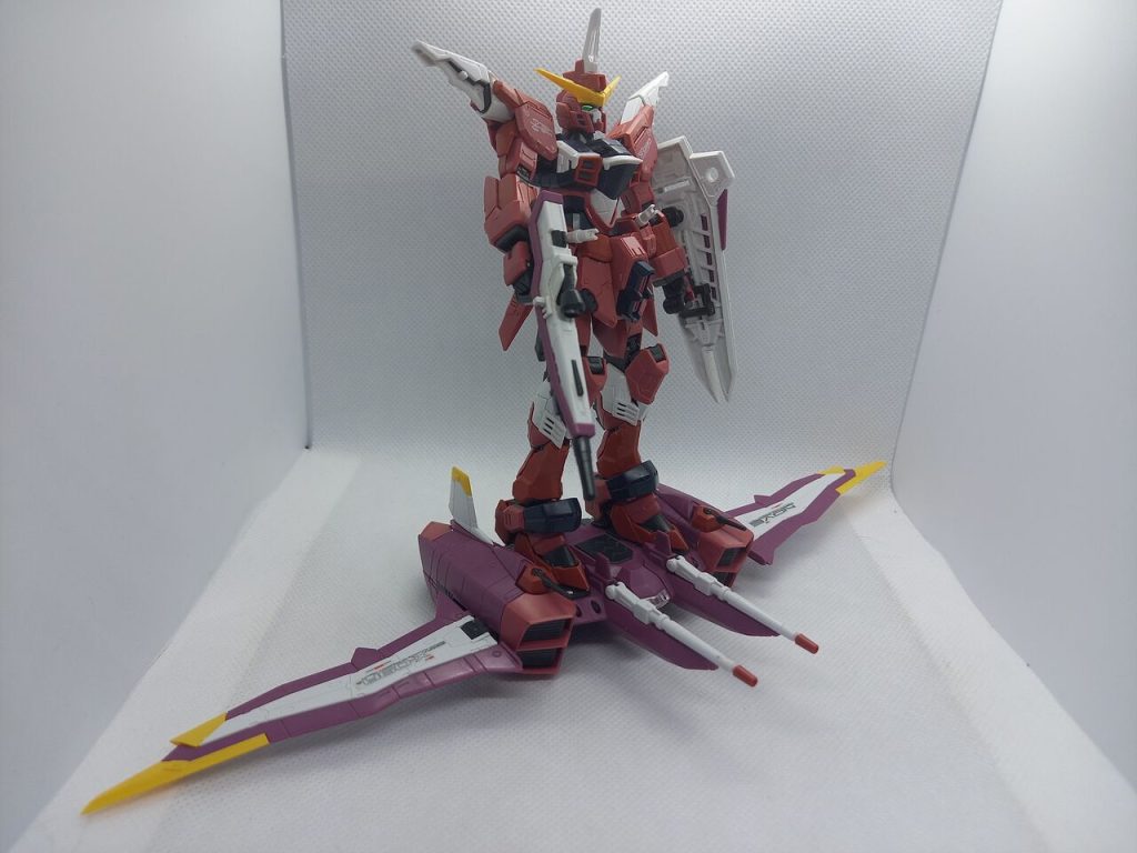 ファトゥムは背面にも装着出来るのですが重くて自立出来なくなるので装着させていません…。ジャスティスはHG版も所持しているのですがそちらは背面に装着させています。