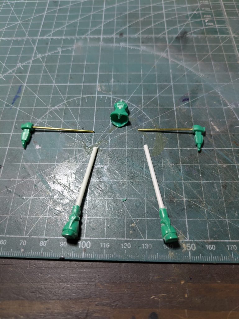 雨のため、今組んでいるキットのサフが吹けなくて手待ち状態で…次に製作予定のアレに付属しているゲルググに手を出してしまいました(笑)バラバラ…もう戻れない💦