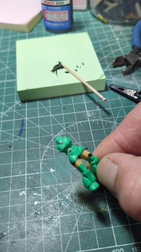 バラバラにしたものの、ポーズが思いつかなくて迷走中…🤔頭の幅を詰めて鼻っ面を長く…コクピットのハッチも取り付け…&nbsp;…あくまでも雰囲気重視で！