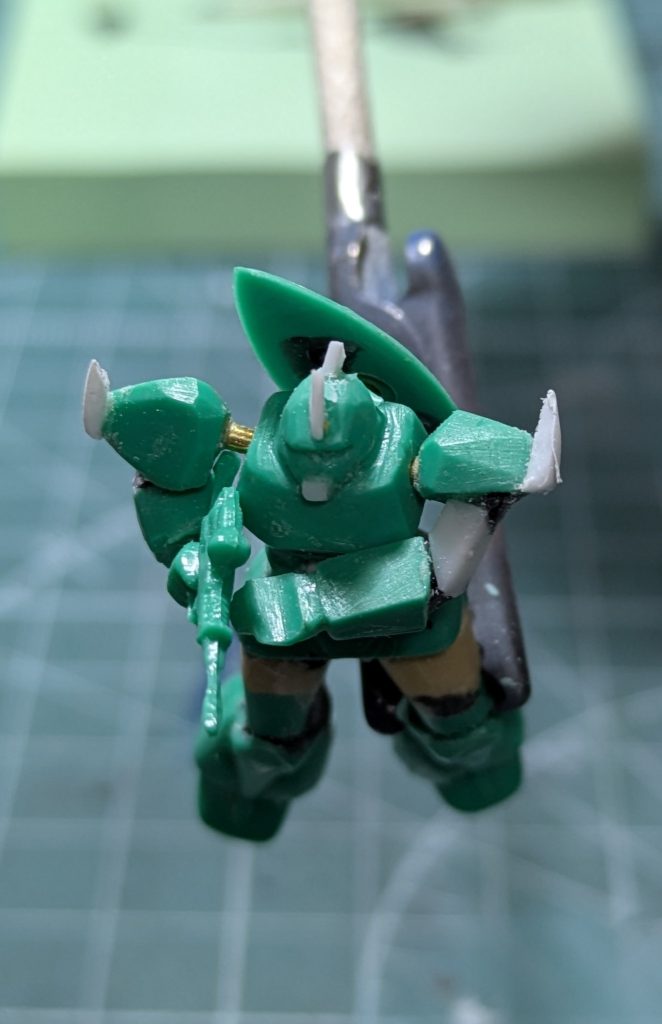 ララァ！奴との戯言はやめろ！！急接近する２人の間に割って入る嫉妬男(笑)右腕が外れかけていますが(笑)レゴの手みたいですが🤣ライフルに手を添える為に左手の掌も削りました。指は流石に…無理🤣こうなると早く製作開始したくなってきました！トンガリ帽子！😆