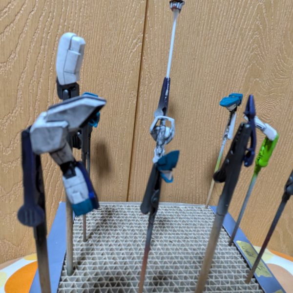 ガンダムエックスは現在本体部分塗装していってます。サテライトキャノンのリフレクターは爪楊枝の先を優しく擦ってディテールを浮かび上がらせています。03/09本体のウォッシング開始→本体ウォッシング完了→各パーツチッピング（4枚目）