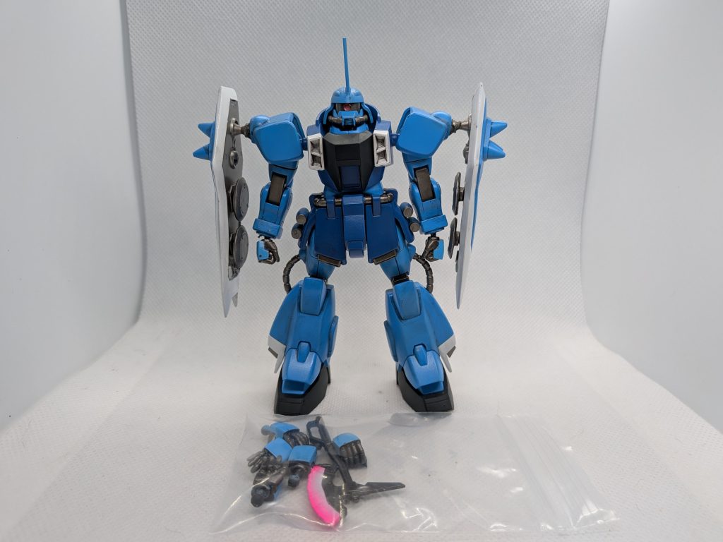 現時点(2026年3月)では一応こんな感じです。今回のコレクションシリーズからスラッシュウィザードとビームアックスを流用すれば手っ取り早く完成しますが別途入手出来るのを待っている状態です。マシンガンはコレクションシリーズの方が欠損してしまい逆にこちらの物をコレクションシリーズの方に流用しているので(画像には載っていませんが…)コレクションシリーズのスラッシュザクがもう1体入手出来れば…と思っていますが中々巡り会えず…。実はこの他にもパーツが足りなくて未完成で放置されている機体が数十体有ります…。(数えて無いので正確な数は分かりませんが…)欠損だらけのジャンク品がレストアベースになっている機体や今回のスラッシュザクの様に商品化されていない機体をミキシングさせて制作している物まで様々ですが…。ジャンク品をレストアベースにしてパーツを全て揃えて完成した機体も何体か有るので機会があったら投稿します☆そうしたジャンクパーツを揃えてようやく組み上がった機体は普通に組むより完成した時の達成感が段違いだったりします。(個人的主観ですが)