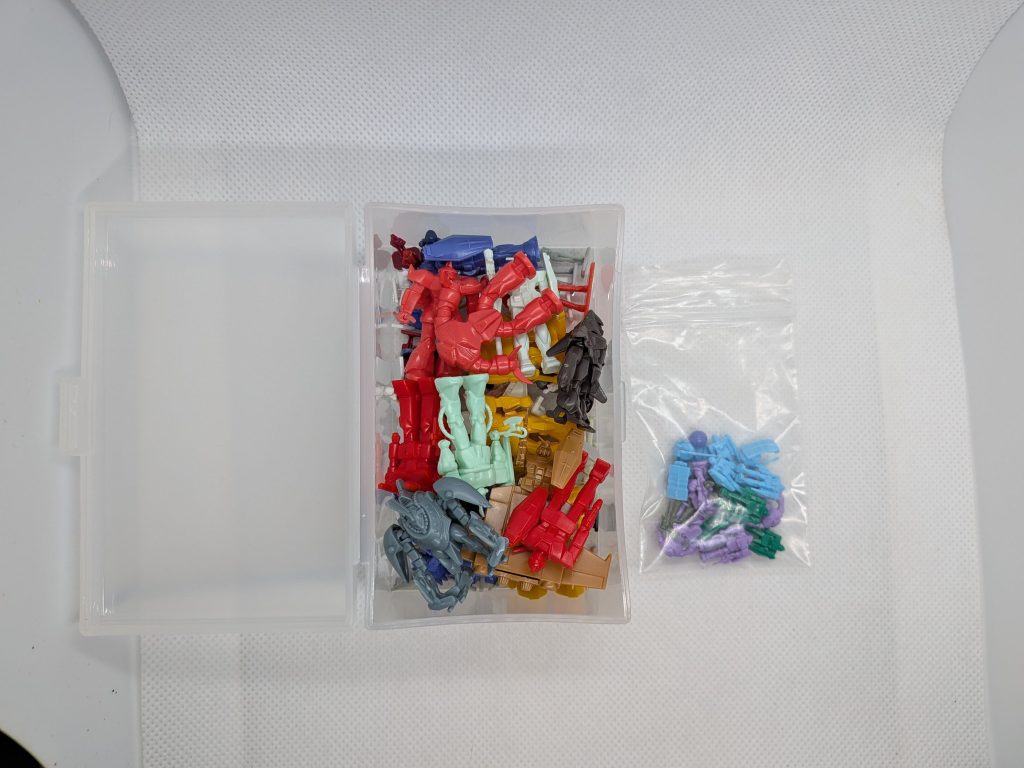 そう言えば1/550のMSはびっくらたまごのモビルゾノやモビルグーンと大体同じくらいの大きさなので一緒に収納してあります。袋に入っているのは1/1200です。