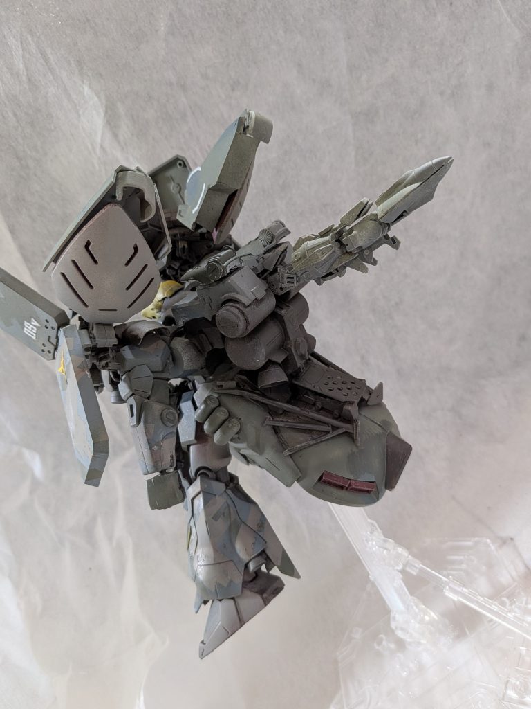 背面にはフレキシブルに動く尻尾のようなスタビライザーにバックパック、腰にはヤクトドーガと同型のファンネルも装備してます。