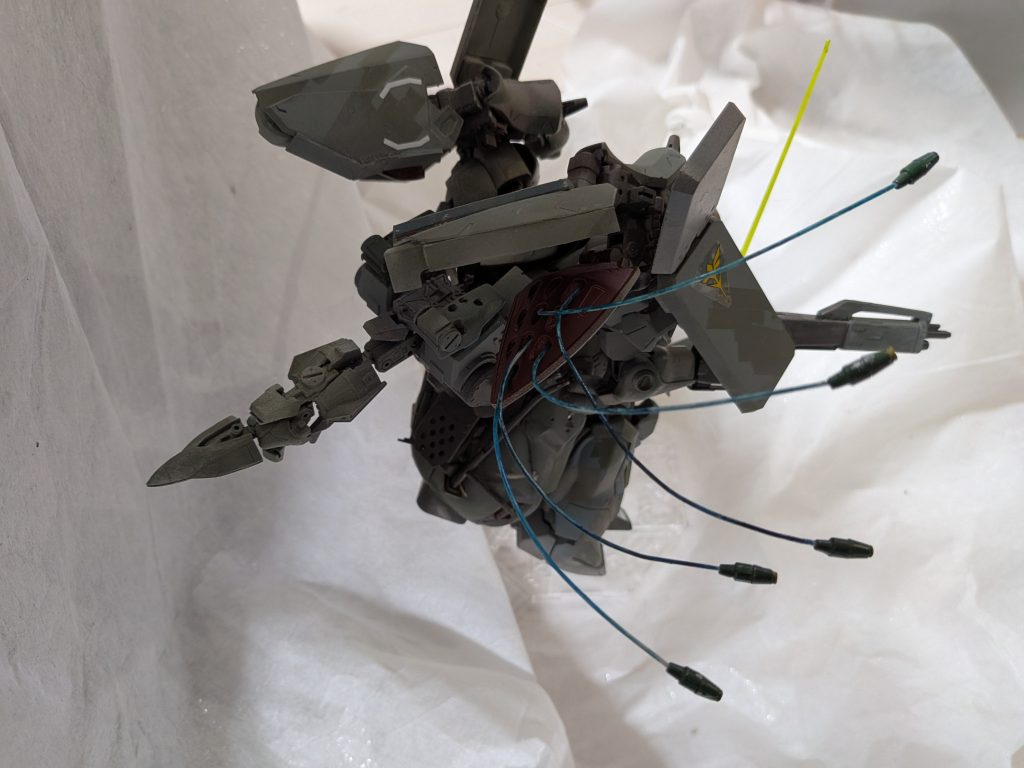 また肩の後部にもファンネルミサイルのコンテナを着けており、このように展開されます。