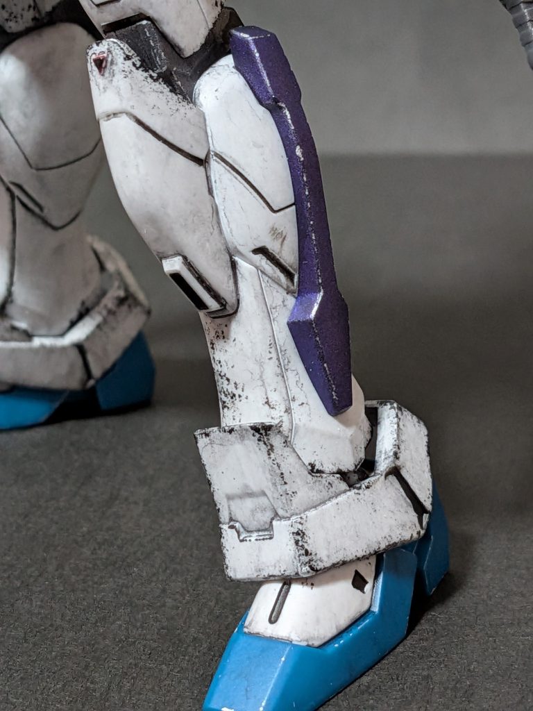 脚のダクト内部は水性アクリルマーカーブラックで塗装し△マークは最初にメカレッドで全部塗装してからトップコート前なら簡単に削れるので真ん中部分をブラックで塗装しました。