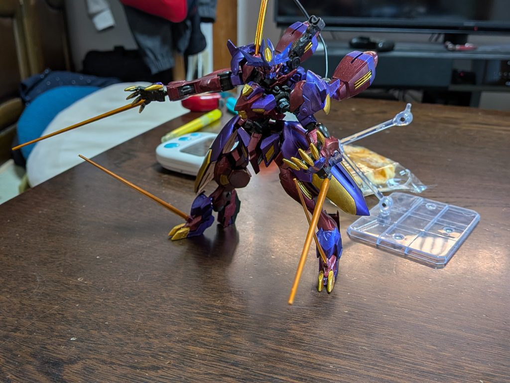 稼働時間に制限があるGNドライヴTをエイハブリアクターの半永久的に供給されるエネルギーで稼働させることによりオリジナルのGNドライヴのツインドライヴに匹敵する力を手に入れ、大出力のGNギガキャノンを胸部に、バエルソードと同じ材質のGNレクスファング10基をサイドスカートに5基ずつ、腕部にはビームサーベルとしても使えるGNビームガンを増設、バックパックにはリボガンと同等のGNドライヴT✕2とGNバスターライフルソードをマウントできる箇所を追加、脚部にはGNビームサーベルを1基ずつ追加、テイルブレードは刺突の他斬撃や薙ぎ払いもできるGNテイルソードに変更している。という設定です！長文失礼しました！