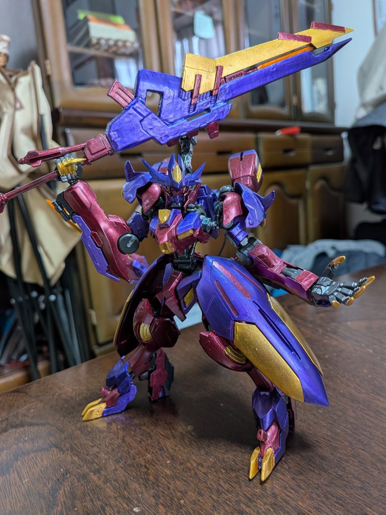 主に使用した塗料はクレオスのメタルブラッディレッド、メタルバイオレット、ラフゴールド、です。