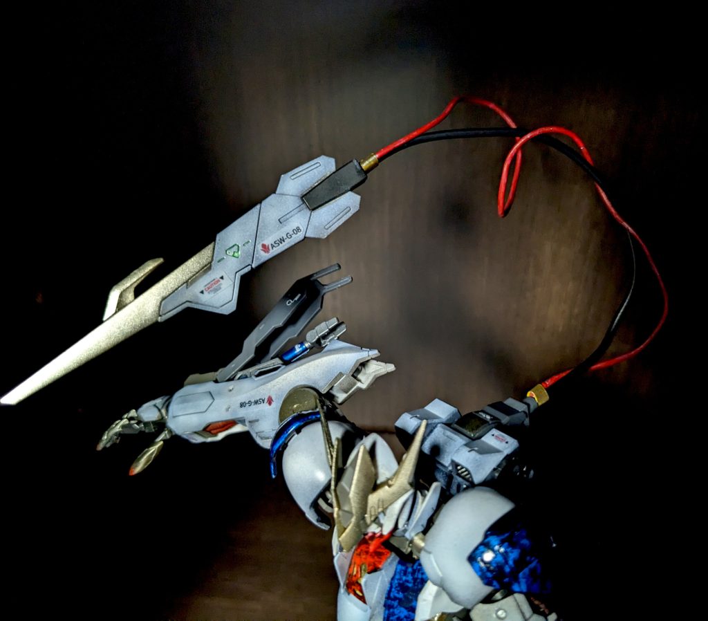 もう一つの特徴的な武器ているブレードですが、それにつながるワイヤーにもう一本色を違えたワイヤーを加えました。黒と赤・・・なんか懐かしい・・・　電気流れそうです＾＾絶対実用的ではないですね　でもいいのです。なんとなくかっこいいから。