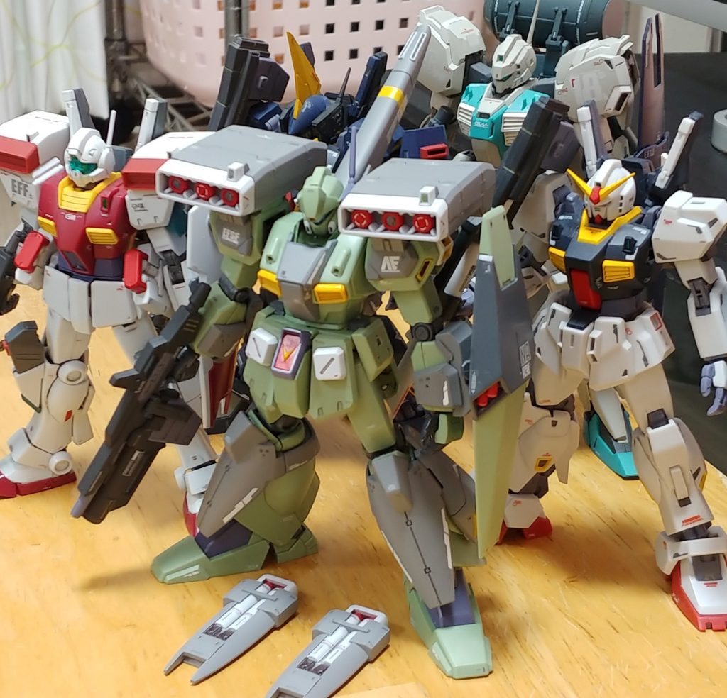 腰部のミサイルポッドはジム3、ビームライフルはバーザム改、フロントアーマーはパワードジム、胸部ダクトはジムクウェル、ミサイルポッド装着の腰部サイドアーマーは寒冷地仕様ジムから流用しました。マーク2やジム3、ネロなど連邦のMSの集大成というか寄せ集め感強くなったような…