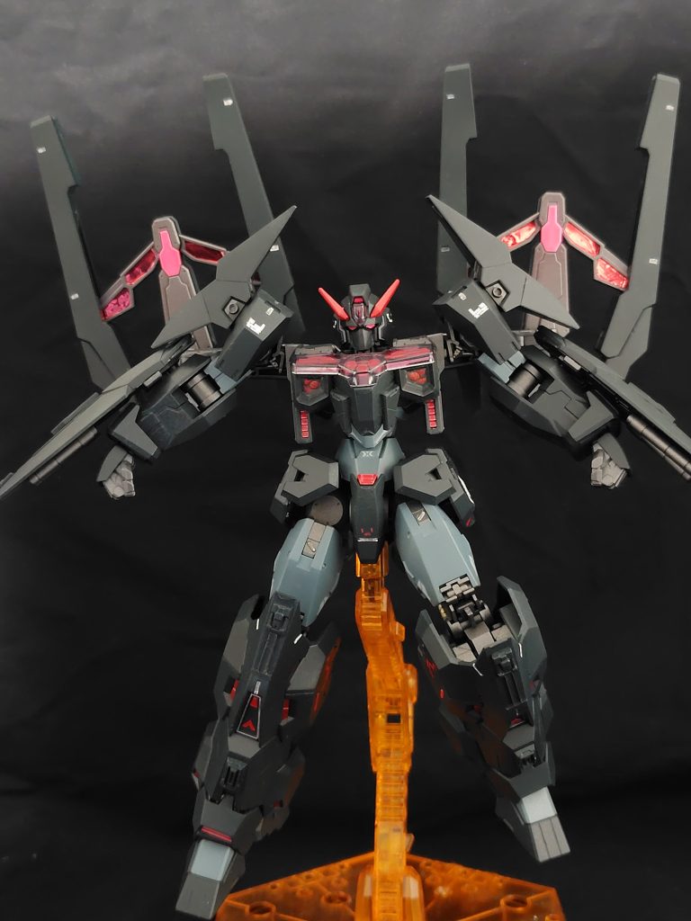 展開したフェーズドアレイキャノンの赤色部はラピーテープでキラキラ。