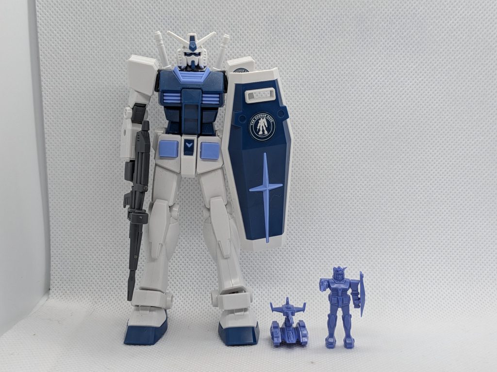 大きさ比較。今回付属のガンダムとマゼラアタックを1/144のEGのガンダムと並べるとこんな感じです。