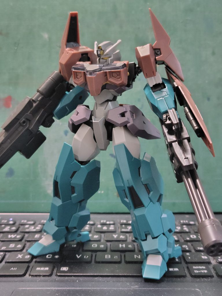 頭部、ボディ、腰部、太ももはガンヴォルヴァ。脚部と下腕部はルブリスウル。肩部とリアアーマー、脚部後ろのスラスターはルブリスソーン。ボディが貧相だったのでソーン上半身の前半分を追加装甲に。