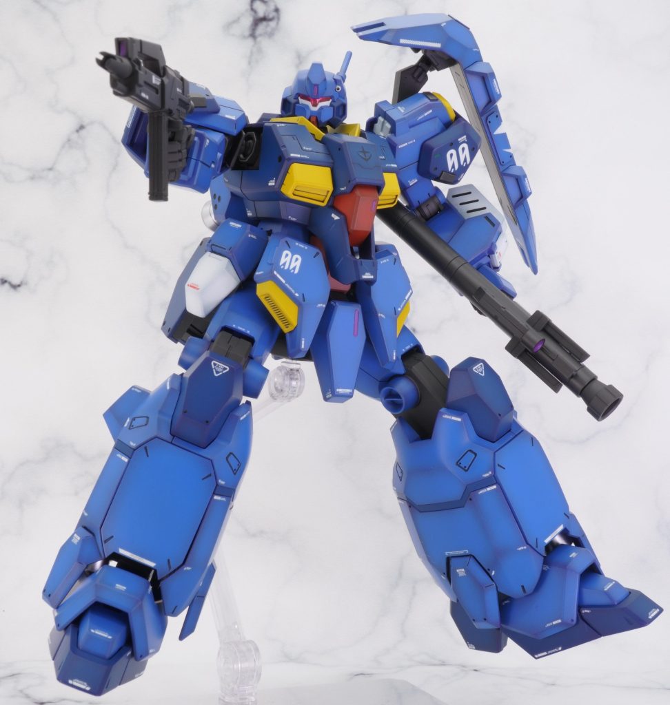 バズーカは脇で抱えることが可能です。