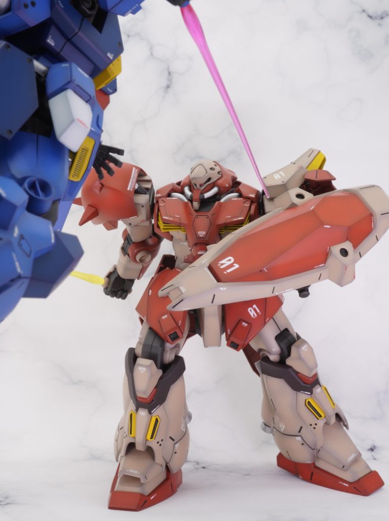 グスタフ・カールと一緒に撮影してみました。可動域が狭いので、決まったポーズしか出来ない…