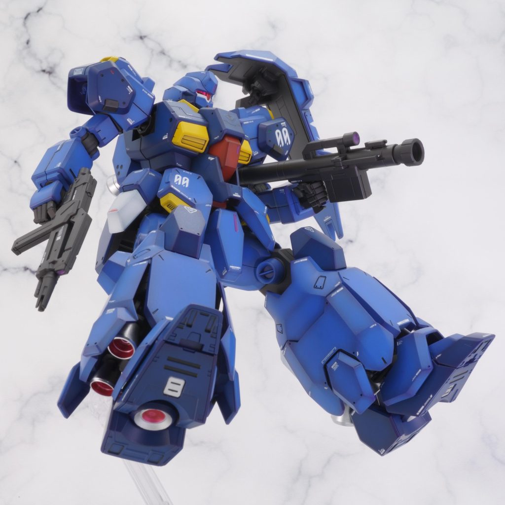 脚部の装甲部分を展開できるので、ギミックはかなり多いです。