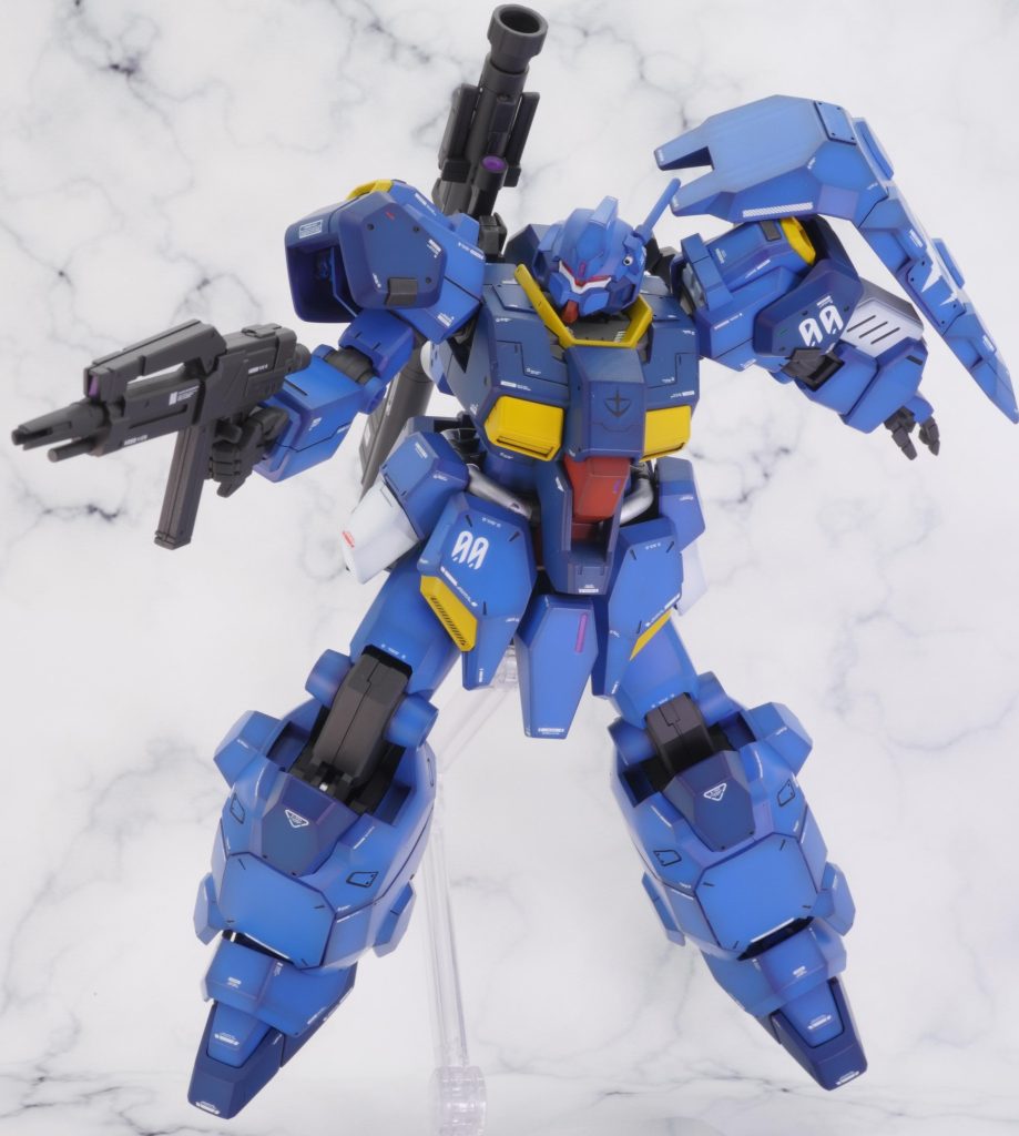 最新のキットですが、ゴツいので、頭、胴体はほぼほぼ動きません。肩、脚などは良く動きます。