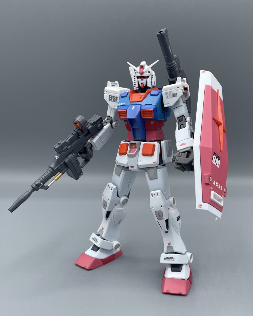 RX-78-02 GUNDAM　「機動戦士ガンダム THE ORIGIN」の登場するRX-78-2ガンダムをHGで立体化した本キット。記号としてのガンダムらしさは残しつつ、色々な部分でオリジン版らしい細やかなディテールアップが施されています。　シールドの逆手持ちもオリジン版の特徴の一つですね。