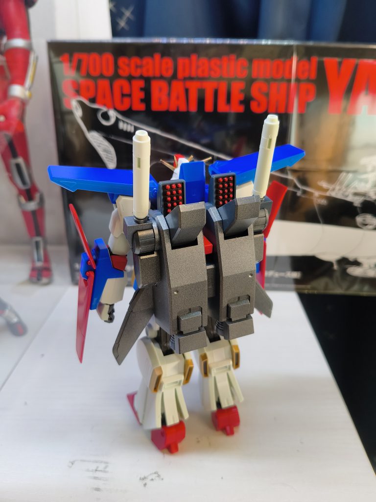 それにしてもごちゃごちゃ装備あってコレだから可変式モビルスーツは…